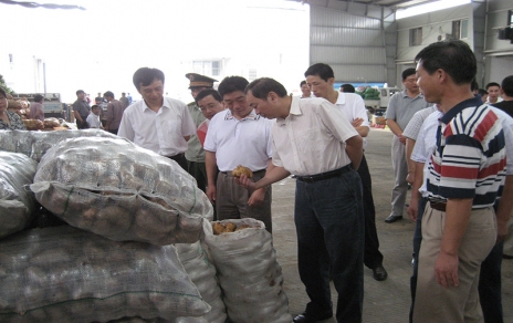 2006年9月黄冈市委书记、市人大主任黄坤明一行莅临蔬菜市场视察菜篮子供给工作