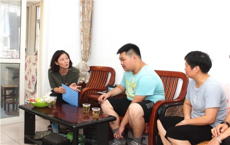 结对社区难题家庭，持续发展赞助助学