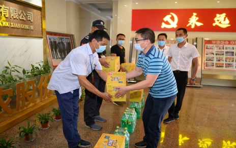 黄冈市财贸工会主席陈云建到918博天堂农产品公司慰问基层员工