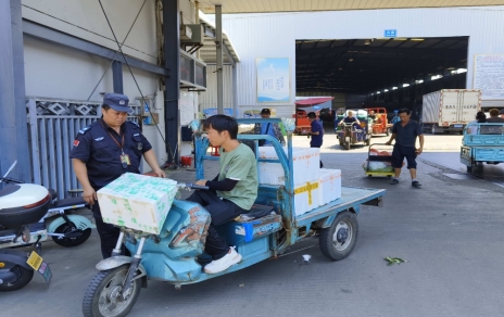 骄阳高温下的民生守护者 ---918博天堂农产品公司蔬菜市场保供掠影